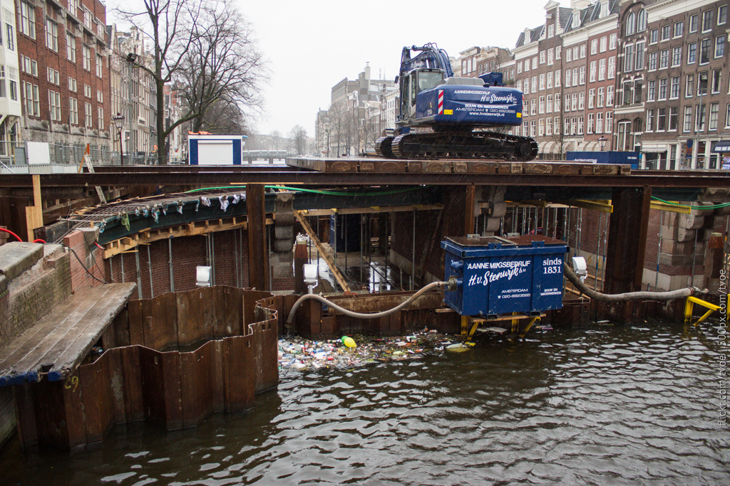 Ремонт моста в Амстердаме