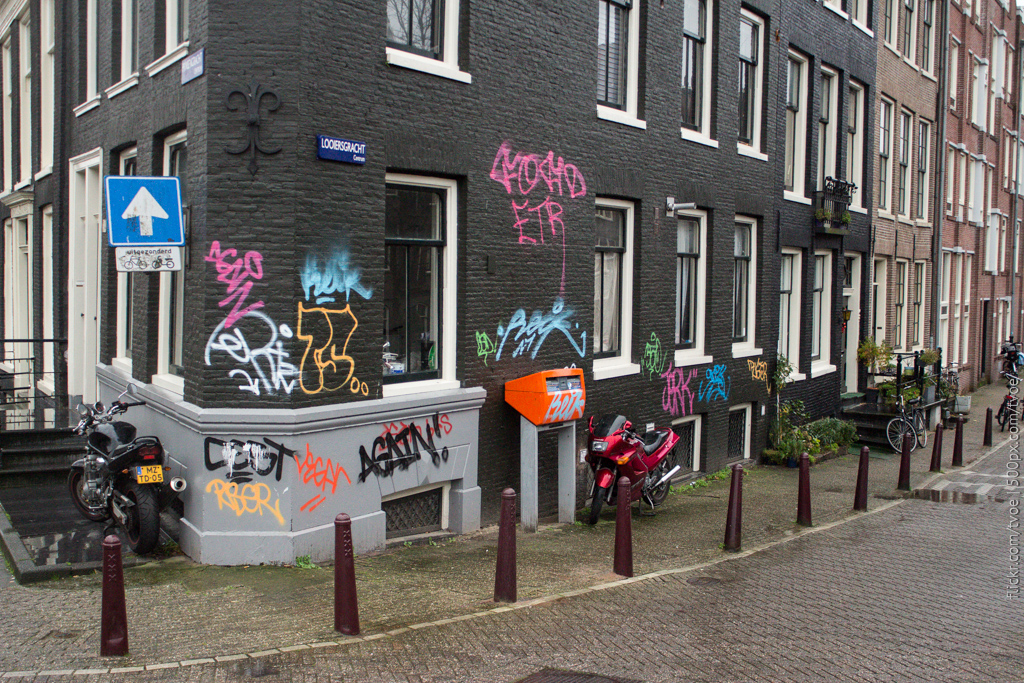 Граффити на углу дома в Амстердаме